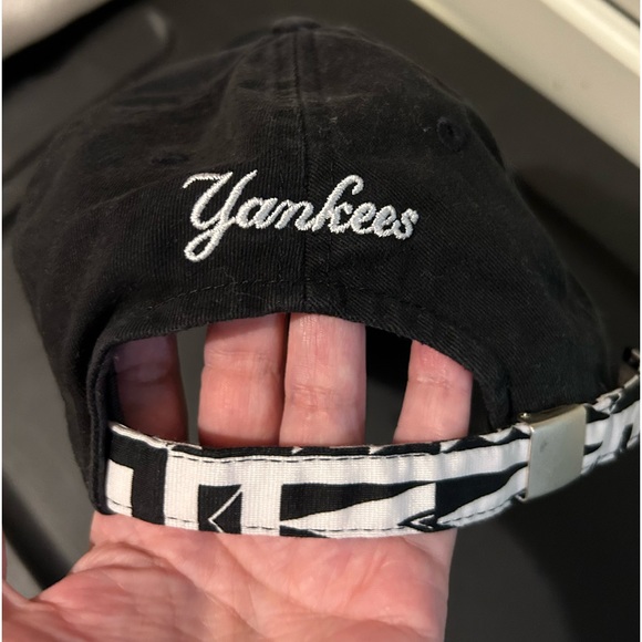 Limited / Unique - New York Yankees hat ballcap *SAMPLE* Black White Graphic - Picture 4 of 6